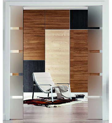 Satiniert mit Querstreifen